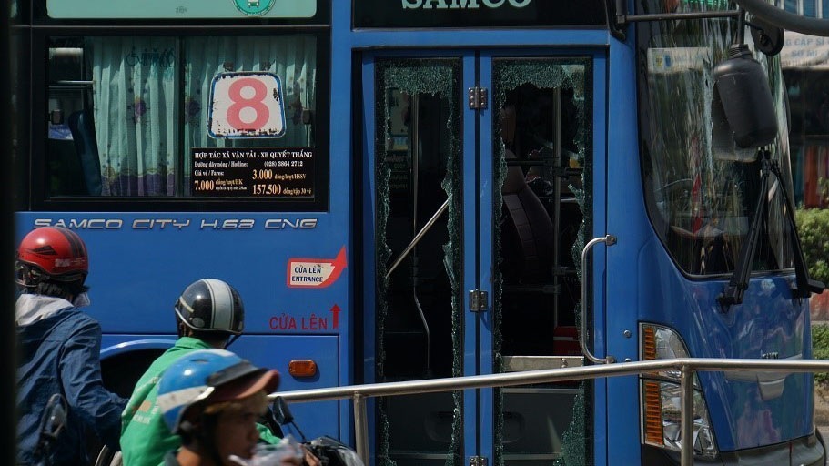 Khởi tố bị can, truy nã các đối tượng trong vụ đập phá xe buýt ở Sài Gòn - 2 Khởi tố bị can, truy nã các đối tượng trong vụ đập phá xe buýt ở Sài Gòn - 2