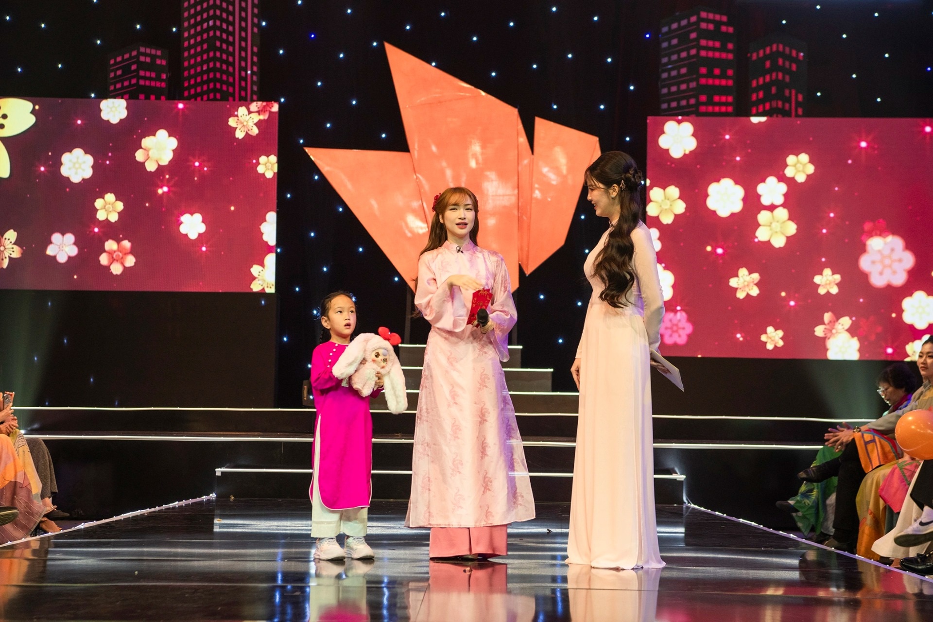 NSND Minh Hòa, Hòa Minzy xúc động khi ghi hình Gala Việc tử tế Tết 2025 - 4 NSND Minh Hòa, Hòa Minzy xúc động khi ghi hình Gala Việc tử tế Tết 2025 - 4