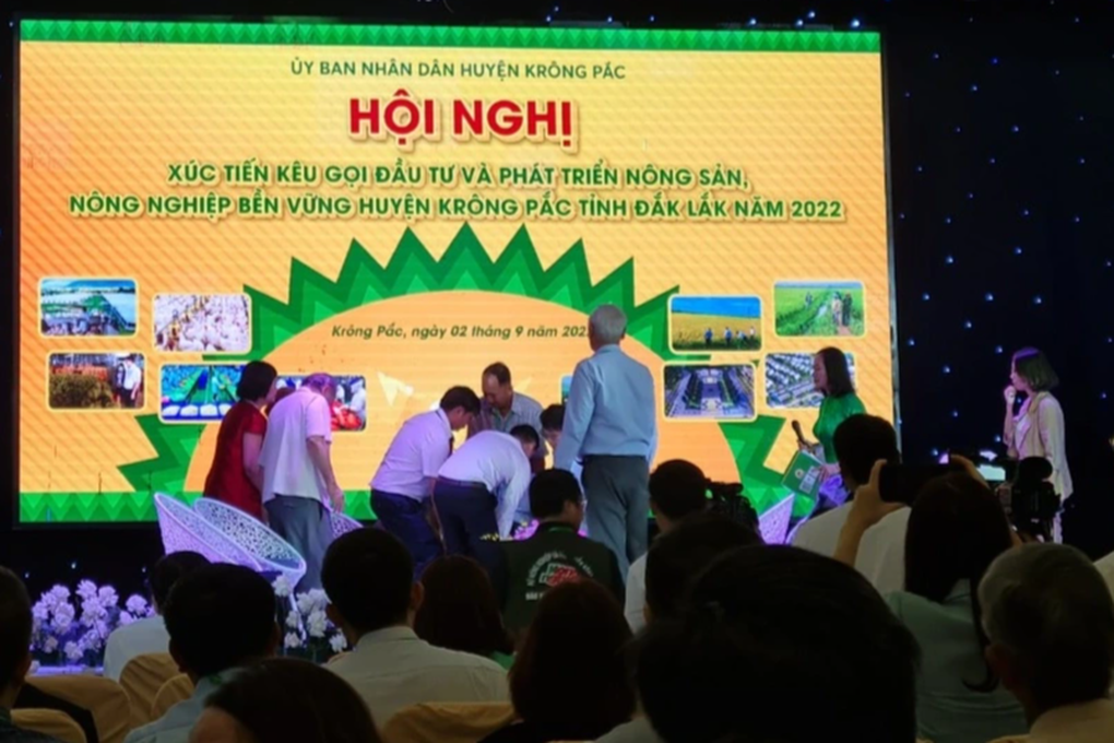 Doanh nhân Cường Dona đột quỵ trên sân khấu lễ hội sầu riêng - 2 Doanh nhân Cường Dona đột quỵ trên sân khấu lễ hội sầu riêng - 2