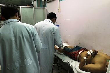 Bị hỏi tội “nhìn đểu”, nam thanh niên dùng dao đâm nhiều người bị thương