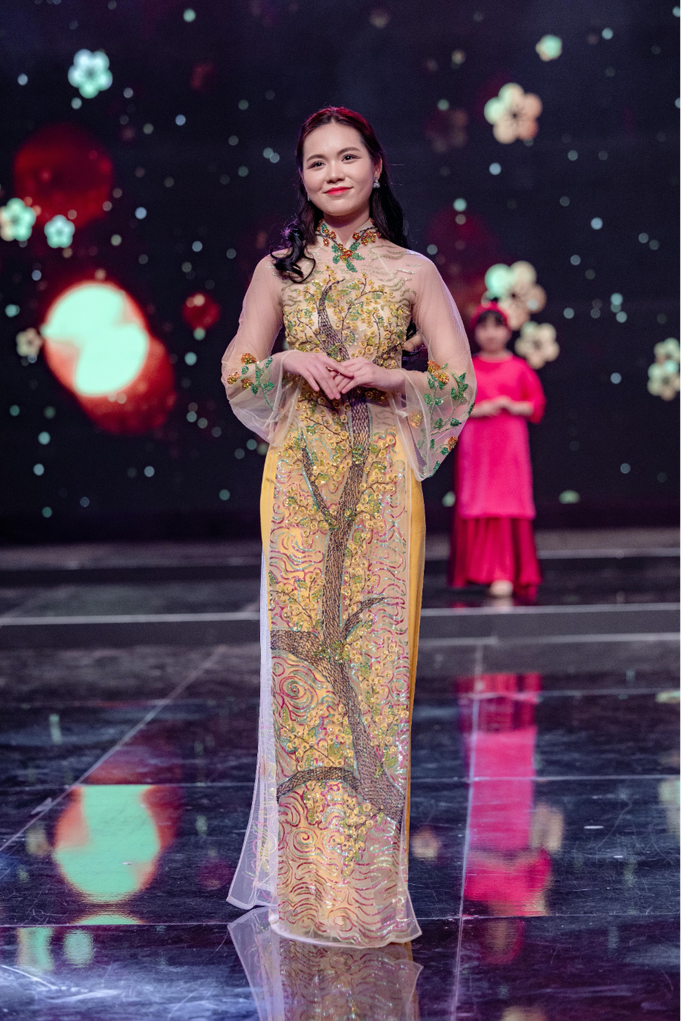 Hoa hậu Lương Kỳ Duyên duyên dáng trình diễn áo dài - 3 Hoa hậu Lương Kỳ Duyên duyên dáng trình diễn áo dài - 3