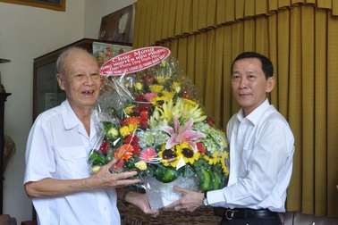 Chủ tịch Cần Thơ thăm hỏi, tặng quà nguyên Thuyền trưởng tàu không số