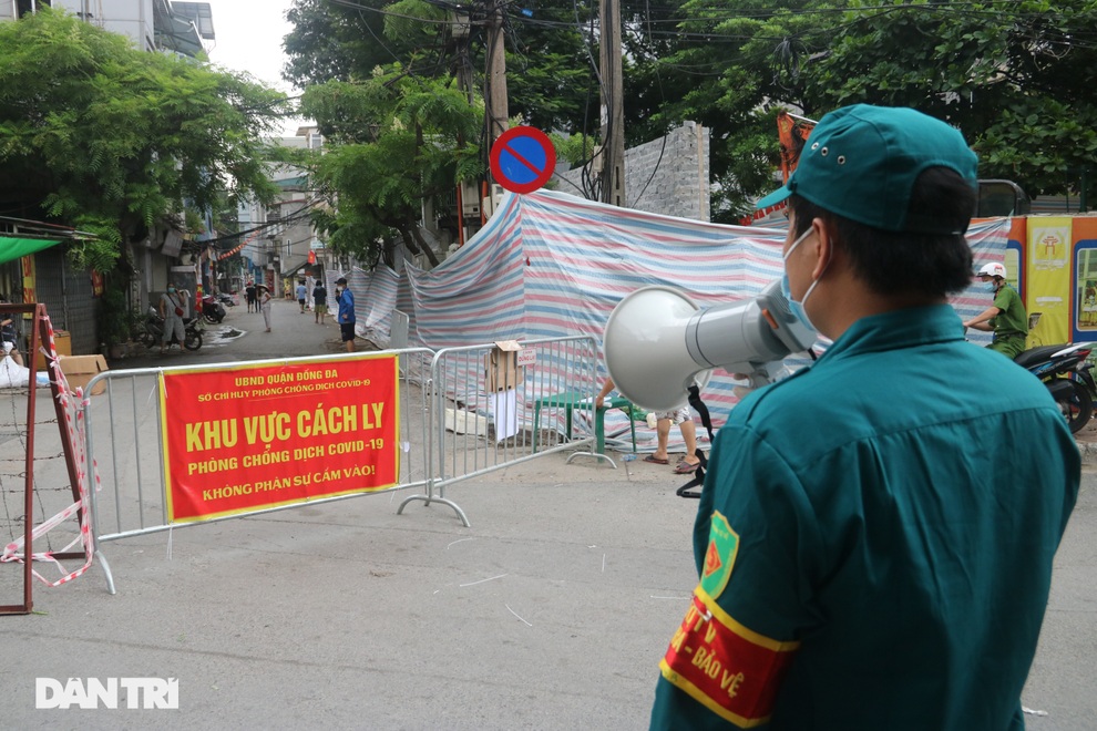 Hà Nội lập rào thép gai, phong tỏa nhiều lớp trên phố Văn Chương - 4 Hà Nội lập rào thép gai, phong tỏa nhiều lớp trên phố Văn Chương - 4
