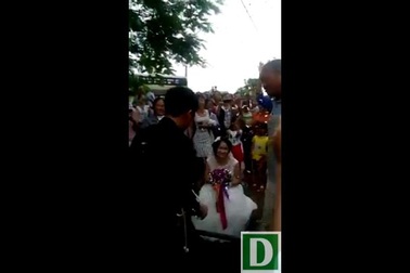 Chú rể làm “phu kéo thuyền” đón cô dâu “về dinh” trong ngày ngập lụt