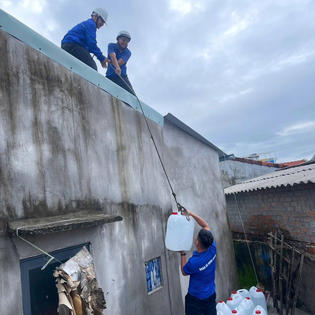 Xã đảo duy nhất ở Gia Lai chằng néo nhà cửa ứng phó bão Kalmaegi - 2