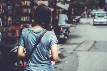 Đừng kể với em về người cũ