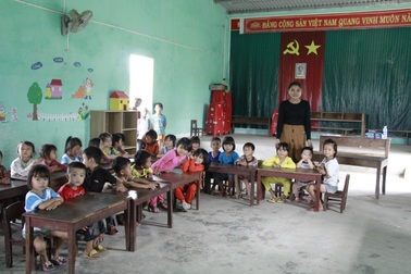 Hàng trăm học sinh học tạm hội trường thôn: Sẽ xây dựng nhà vệ sinh trước