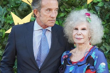 Nữ công tước gặp bê bối ảnh nude trước đám cưới