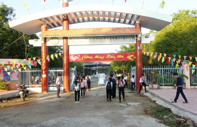 Các em học sinh trường THCS thị trấn Tri Tôn (tỉnh An Giang) nô nức trở lại trường sau thời gian học trực tuyến.