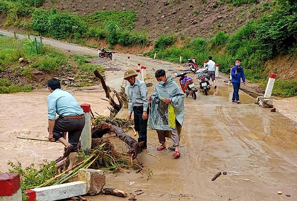 Mưa lớn gây sạt lở ở huyện biên giới, di dời khẩn cấp dân đến nơi an toàn - 4 Mưa lớn gây sạt lở ở huyện biên giới, di dời khẩn cấp dân đến nơi an toàn - 4