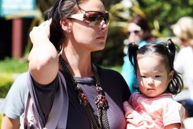 Katherine Heigl vui vẻ bên con gái nuôi