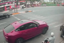 Cố vượt đèn vàng, xe tải đâm toác đầu BMW X6