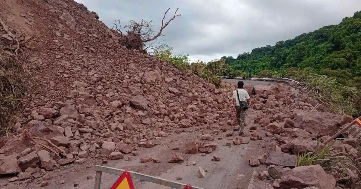 Sạt lở núi gây "tê liệt" đường lên Cửa khẩu quốc tế La Lay