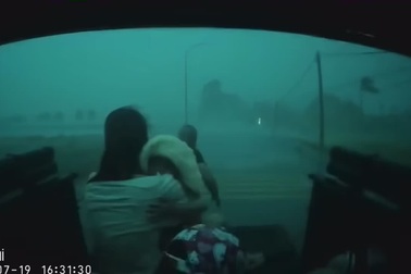 Người đàn ông cứu 5 em nhỏ trong giông bão