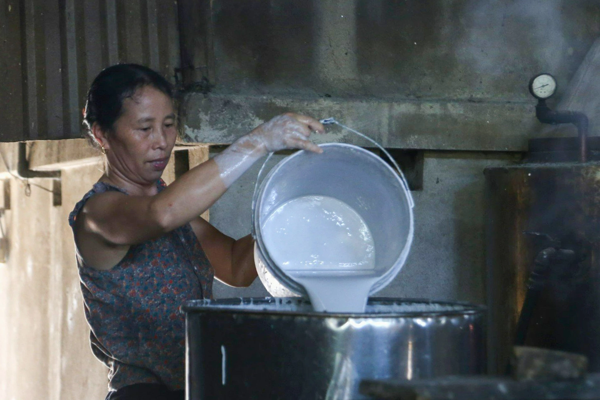 Mướt mồ hôi từ trong bếp ra ngoài sân làm bánh tích trữ cho mùa mưa rét - 3 Mướt mồ hôi từ trong bếp ra ngoài sân làm bánh tích trữ cho mùa mưa rét - 3