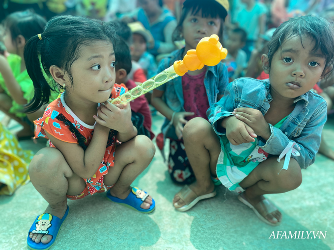 Lời khẩn cầu của cô hiệu phó trường mầm non Hoa Lan: “Cho em xin thêm 30 phần quà nữa, nhiều bé còn chưa đến được” - Ảnh 1. Lời khẩn cầu của cô hiệu phó trường mầm non Hoa Lan: “Cho em xin thêm 30 phần quà nữa, nhiều bé còn chưa đến được” - Ảnh 1.