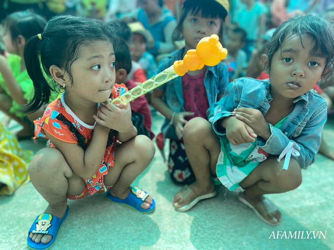 Lời khẩn cầu của cô hiệu phó trường mầm non Hoa Lan: “Cho em xin thêm 30 phần quà nữa, nhiều bé còn chưa đến được” - Ảnh 1.