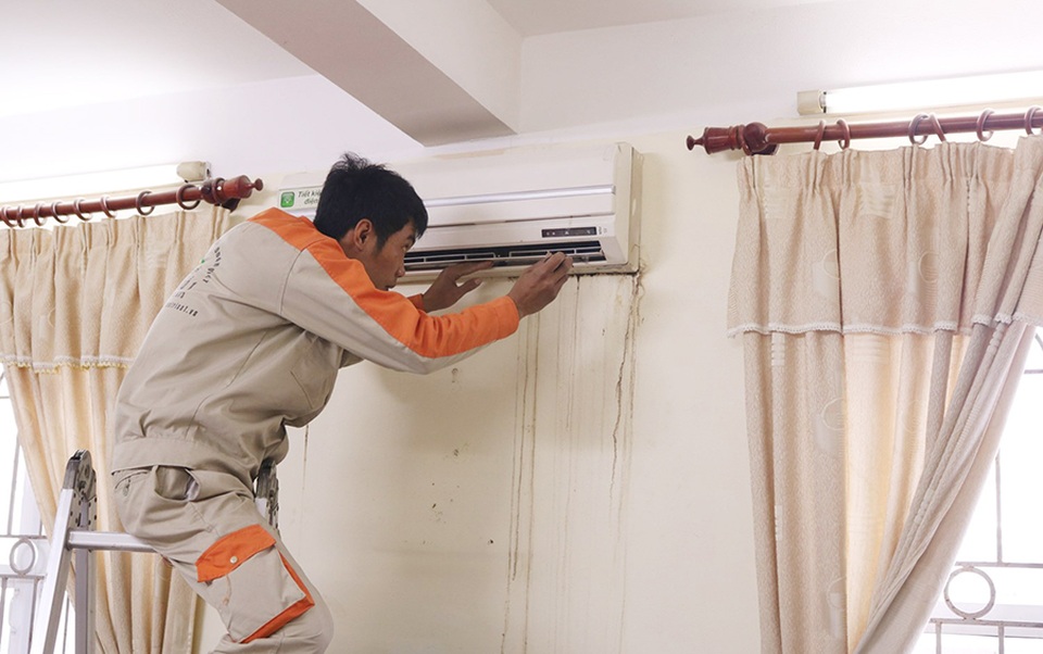 Đầu hè, thợ sửa điều hòa đắt sô, kiếm tiền không kịp thở - 2 Đầu hè, thợ sửa điều hòa đắt sô, kiếm tiền không kịp thở - 2