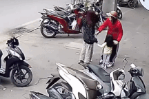 Khoảnh khắc người dân giải cứu bé gái 3 tuổi nghi bị bắt cóc ở Hải Phòng