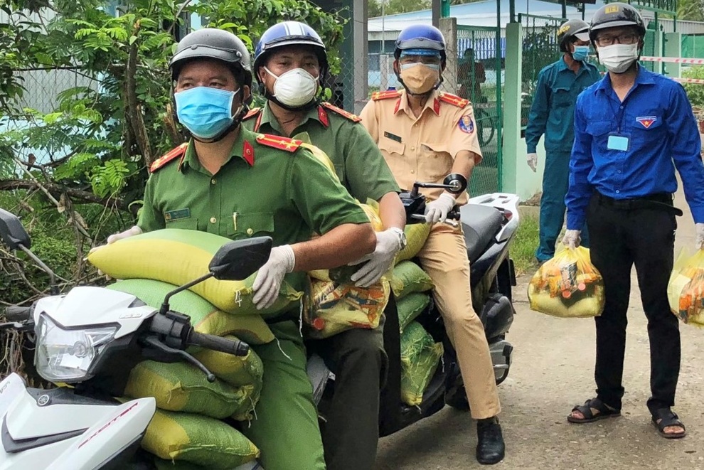 Chiến sĩ CSGT vượt sông, băng đồng mang quà đến người khó khăn ở vùng dịch - 1 Chiến sĩ CSGT vượt sông, băng đồng mang quà đến người khó khăn ở vùng dịch - 1