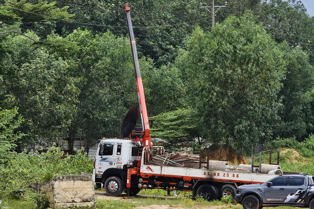 Cần cẩu vướng dây điện, 2 người bị điện giật ở TPHCM - 1 Cần cẩu vướng dây điện, 2 người bị điện giật ở TPHCM - 1