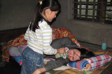 Vai gầy bé bỏng chăm mẹ liệt giường
