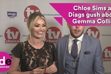 Chloe Sims lấp ló ngực đầy