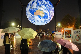 Giới trẻ đội mưa chiêm ngưỡng mô hình Trái Đất khổng lồ tại Hà Nội