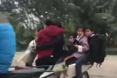 Rùng mình người phụ nữ đi xe máy chở theo cùng lúc 5 đứa trẻ cực nguy hiểm