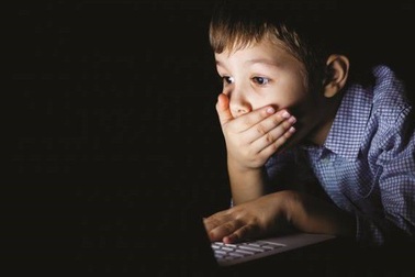 Bắt gặp con xem phim sex, bố mẹ nên phản ứng như thế nào?