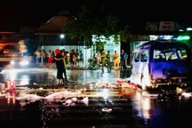 Xe cấp cứu bốc cháy dữ dội, 7 người trong xe bị thương nặng