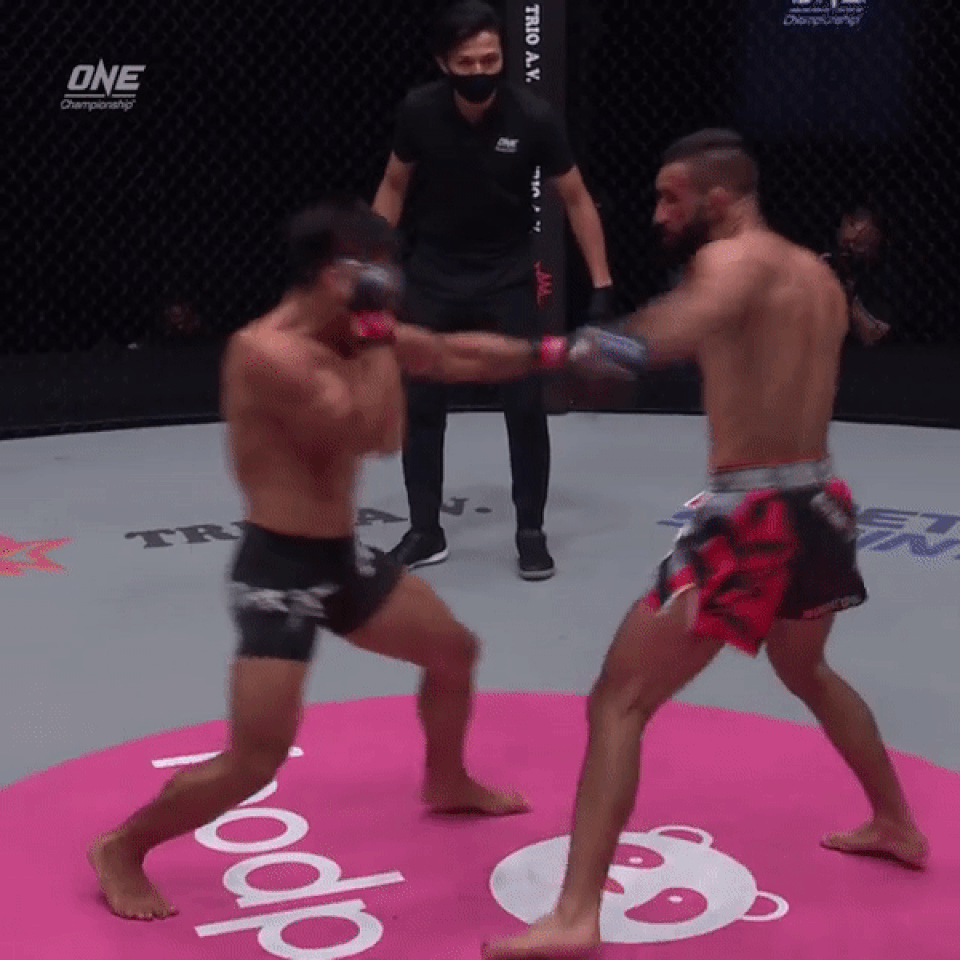 Võ sĩ thép tung đòn chỏ tàn bạo, hạ knock-out cựu vô địch MMA - 3 Võ sĩ thép tung đòn chỏ tàn bạo, hạ knock-out cựu vô địch MMA - 3