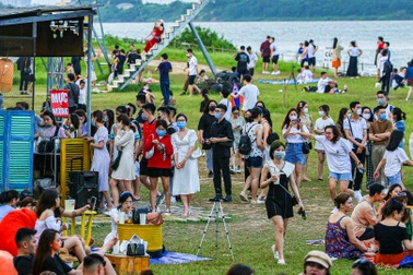 Đông nghẹt người tụ tập vui chơi, ăn uống tại bãi đá sông Hồng cuối tuần