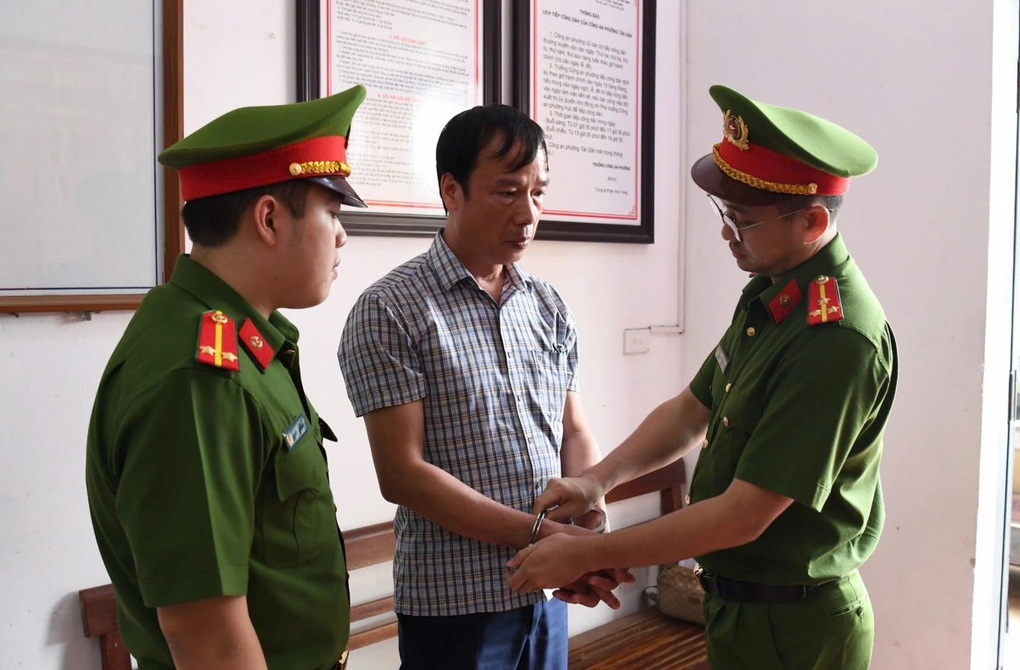 Chủ tịch xã bị bắt khẩn cấp vì làm ngơ khai thác đất rừng trái phép - 1 Chủ tịch xã bị bắt khẩn cấp vì làm ngơ khai thác đất rừng trái phép - 1