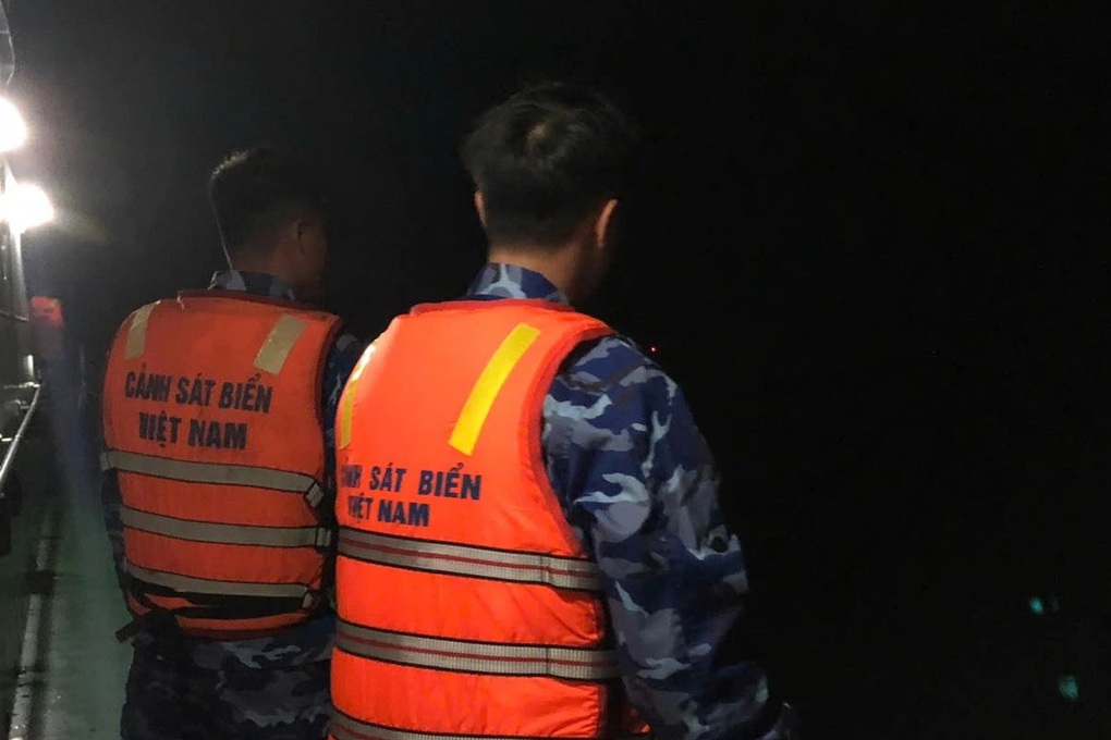 8 ngư dân bị chìm tàu, ôm thùng xốp trôi dạt trên biển - 1 8 ngư dân bị chìm tàu, ôm thùng xốp trôi dạt trên biển - 1