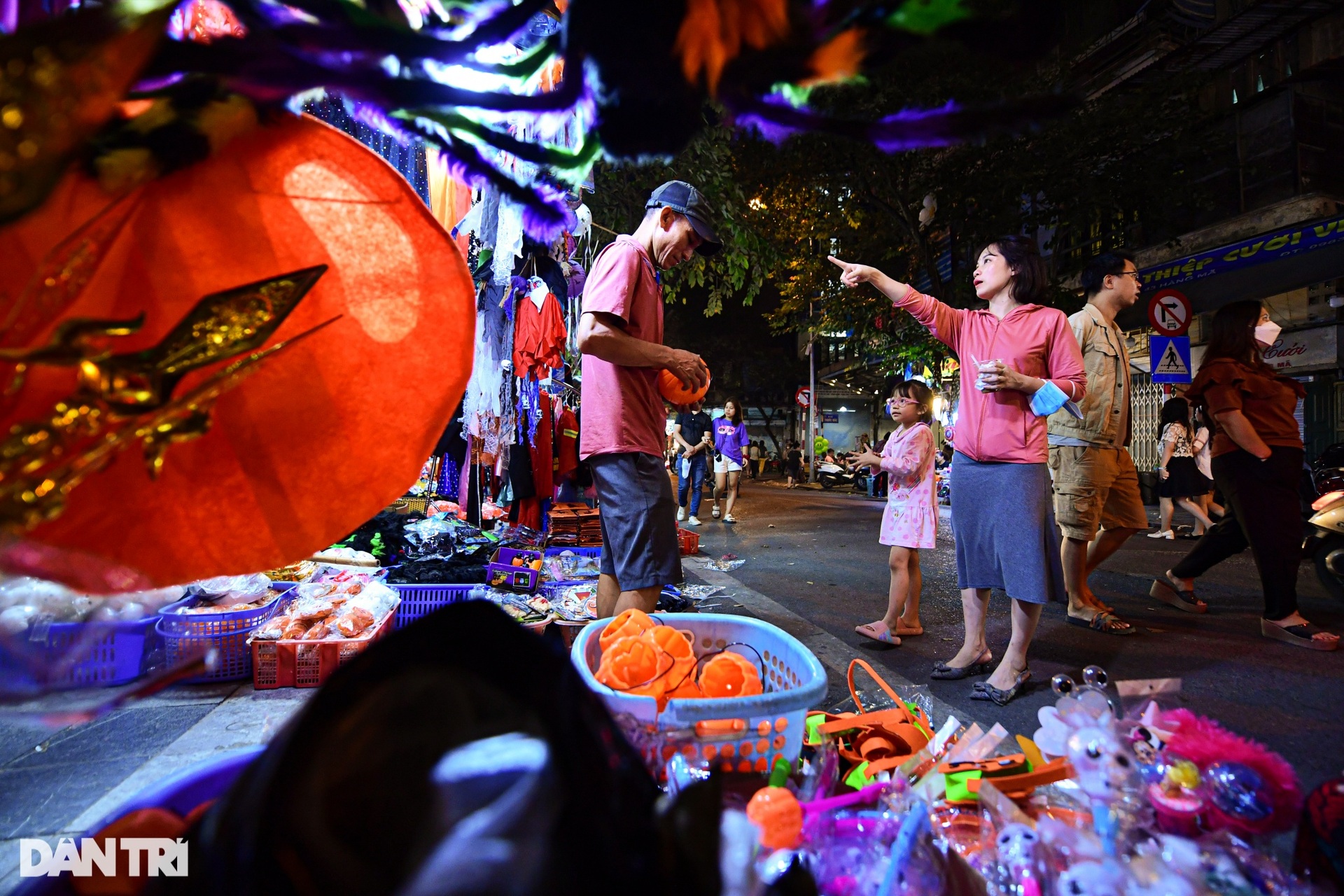 Đường phố Hà Nội chật kín người vui chơi, hóa trang kinh dị dịp Halloween - 4 Đường phố Hà Nội chật kín người vui chơi, hóa trang kinh dị dịp Halloween - 4