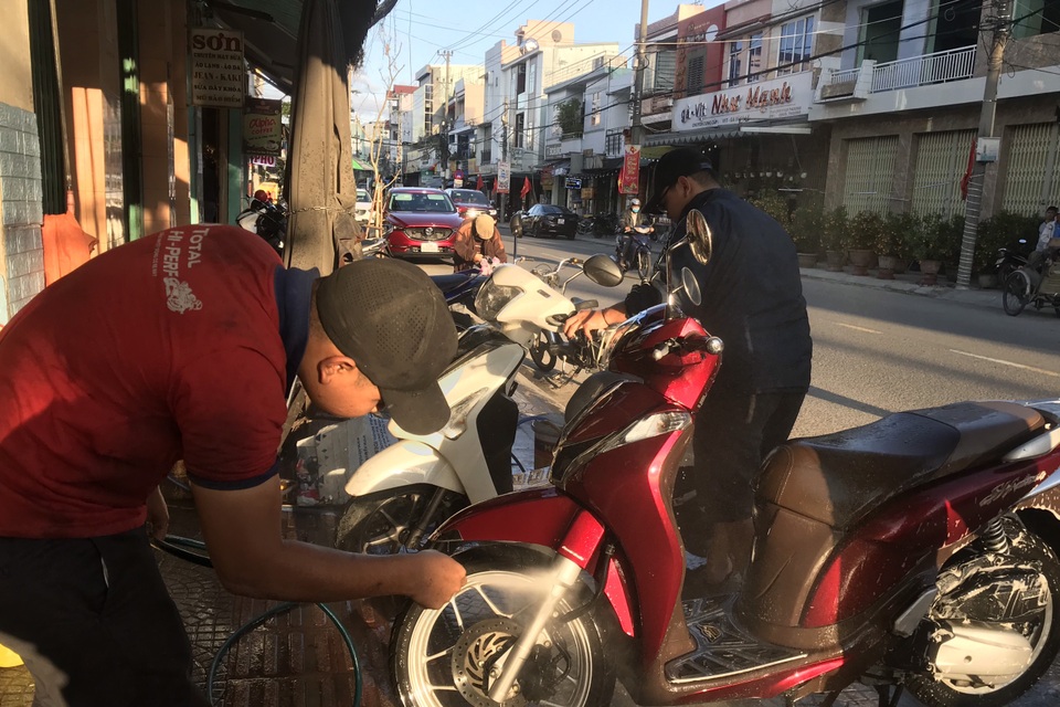 Bận rộn từ sáng đến tối, dịch vụ rửa xe cuối năm kiếm bộn tiền - 2 Bận rộn từ sáng đến tối, dịch vụ rửa xe cuối năm kiếm bộn tiền - 2