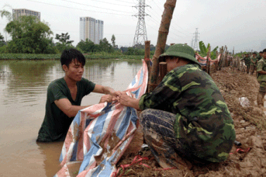 Bộ Tư lệnh Thủ đô rải quân cứu bờ đê sông Nhuệ