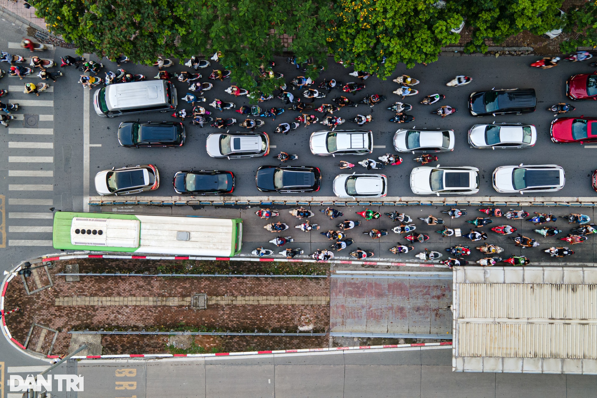 BRT sau 6 năm hoạt động: Đói khách, bị các phương tiện khác chèn ép - 13 BRT sau 6 năm hoạt động: Đói khách, bị các phương tiện khác chèn ép - 13