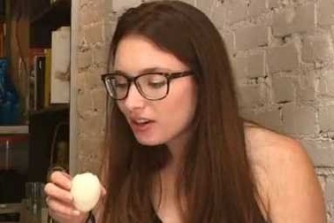 Xem khách Tây "khổ sở" với món khoái khẩu của người Việt