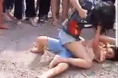 Làm rõ vụ 2 nữ sinh đánh nhau, đám đông cổ vũ và quay clip tung lên mạng