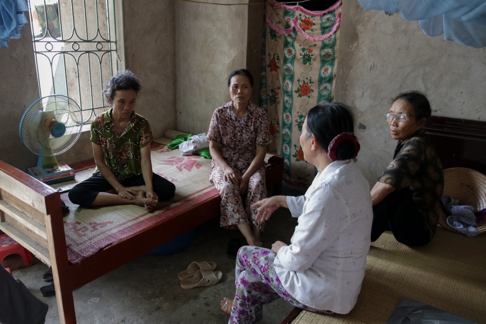 Đau lòng cảnh người phụ nữ nghèo ngồi ôm bệnh chờ... chết bên song cửa - 6 Đau lòng cảnh người phụ nữ nghèo ngồi ôm bệnh chờ... chết bên song cửa - 6