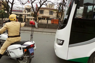 CSGT Hà Nội truy quét xe dừng đỗ, đón khách dọc đường