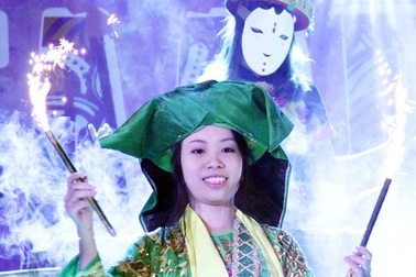 Sinh viên Kiến trúc biểu diễn hầu đồng ấn tượng trên sân khấu