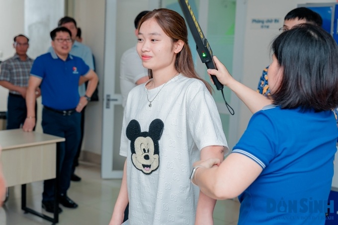 Các thí sinh trước khi vào thi sẽ được kiểm tra, giám sát nghiêm ngặt, tránh tình trạng gian lận.