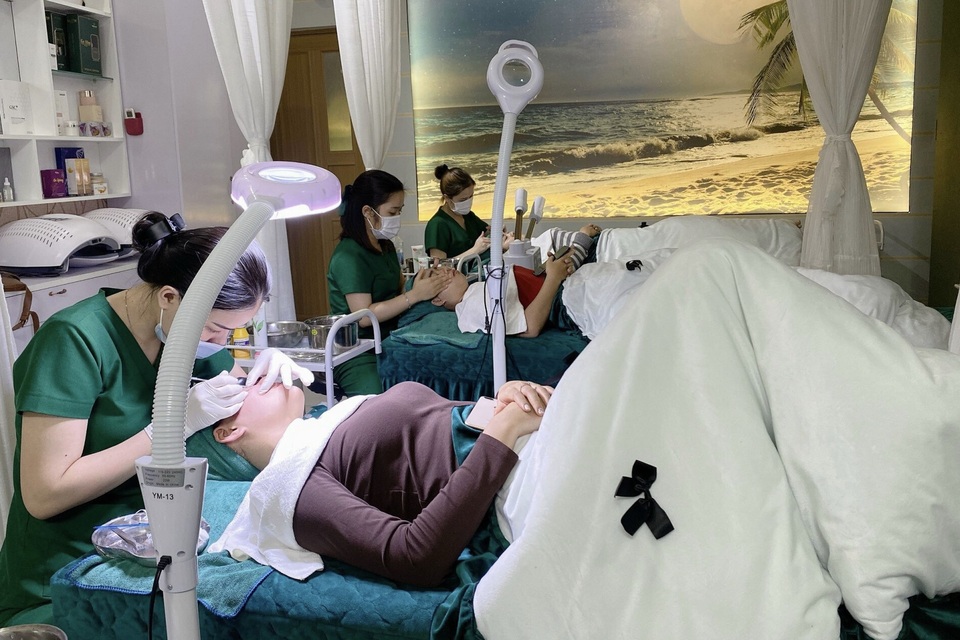 Dịch vụ làm đẹp hốt bạc ngày Tết: Khách xếp hàng từ sáng sớm - 3 Dịch vụ làm đẹp hốt bạc ngày Tết: Khách xếp hàng từ sáng sớm - 3
