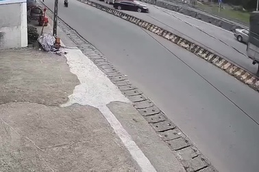 Xe ben chuyển làn ẩu, tông xe con chạy cùng chiều xoay 180 độ