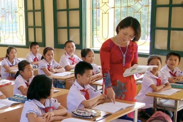 Giáo viên hợp đồng có được hưởng lương dạy thêm giờ?