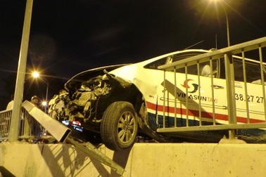 Taxi húc bay 2 xe máy khi đang đổ dốc, 3 người bị thương