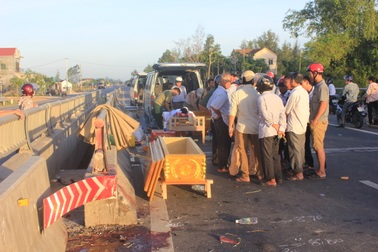 Bàng hoàng phát hiện thi thể 2 thanh niên trên đường